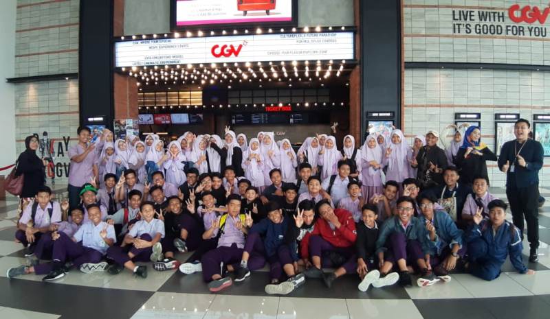 Siswa SMPM 2 Genteng Surabaya menggelar Parade Film Pendek di CGV BG Junction. (Yunan/PWMU.CO)