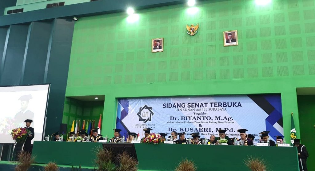 Mars NU iringi pengukuhan Prof Biyanto yang Muhammadiyah. Itu terjadi di UINSA Surabaya. Biyanto tawarkan moderasi Islam untuk tangani radikalisme. Din Syamsuddin hadir untuk menyampaikan selamat!
