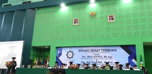 Mars NU iringi pengukuhan Prof Biyanto yang Muhammadiyah. Itu terjadi di UINSA Surabaya. Biyanto tawarkan moderasi Islam untuk tangani radikalisme. Din Syamsuddin hadir untuk menyampaikan selamat!