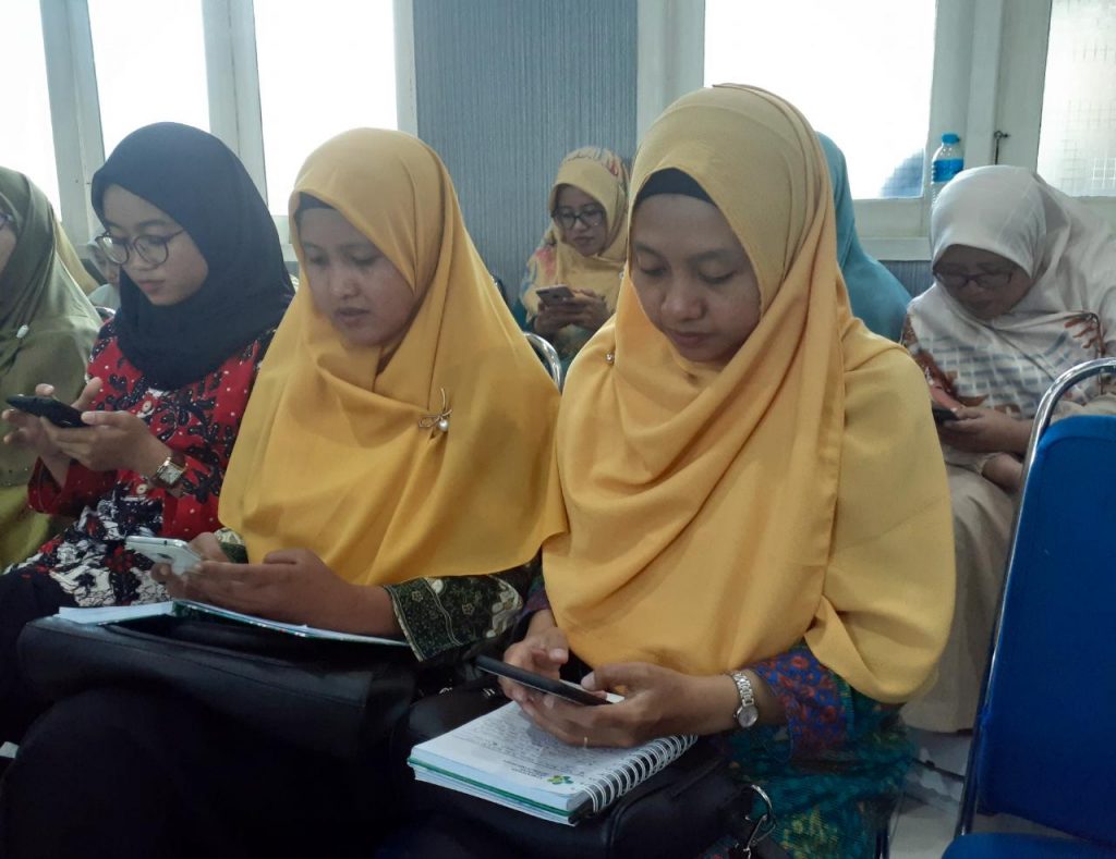 Belajar tak kenal jarak, dua guru SD Muwri mengikuti Pelatihan Penulisan Berita di SMP Muhammadiyah 12 GKB Gresik.