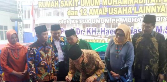 Prof Haedar Nashir meresmikan RSUM Lumajang. (Kuswantoro/PWMU.C