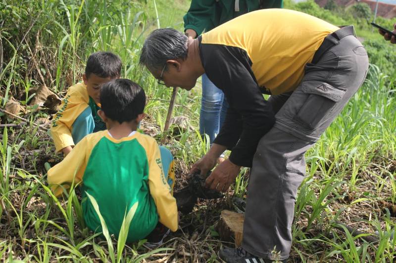 SD Muhammadiyah 4 Kota Malang adakan gerakan Tanam Seribu Pohon melibatkan 200 orang. (Endah/PWMU.CO)