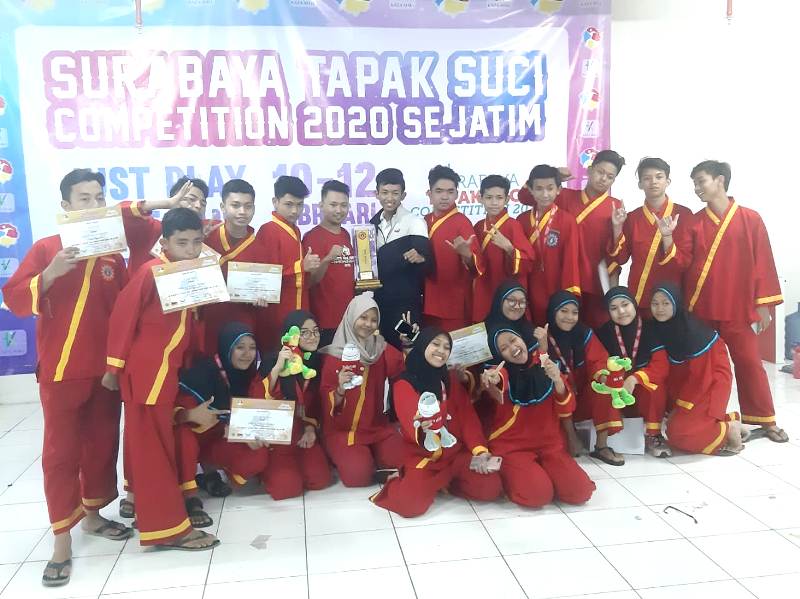 Pesilat SMA Muhammadiyah 2 Pucang Surabaya juara umum Spartan. (Atun/PWMU.CO)