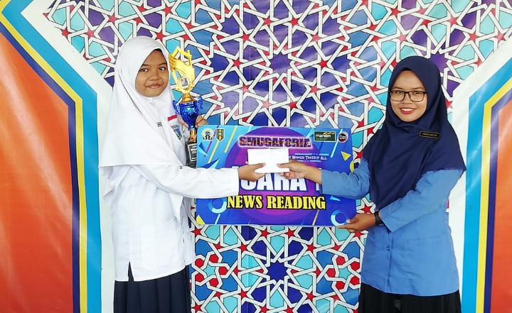 SMP Muhata meraih juara News Reading. Peraih juara News Reading itu adalah Amanda Maulidyia Safira, siswi kelas 7B SMP Muhammadiyah 4 (Muhata) Tanggul.