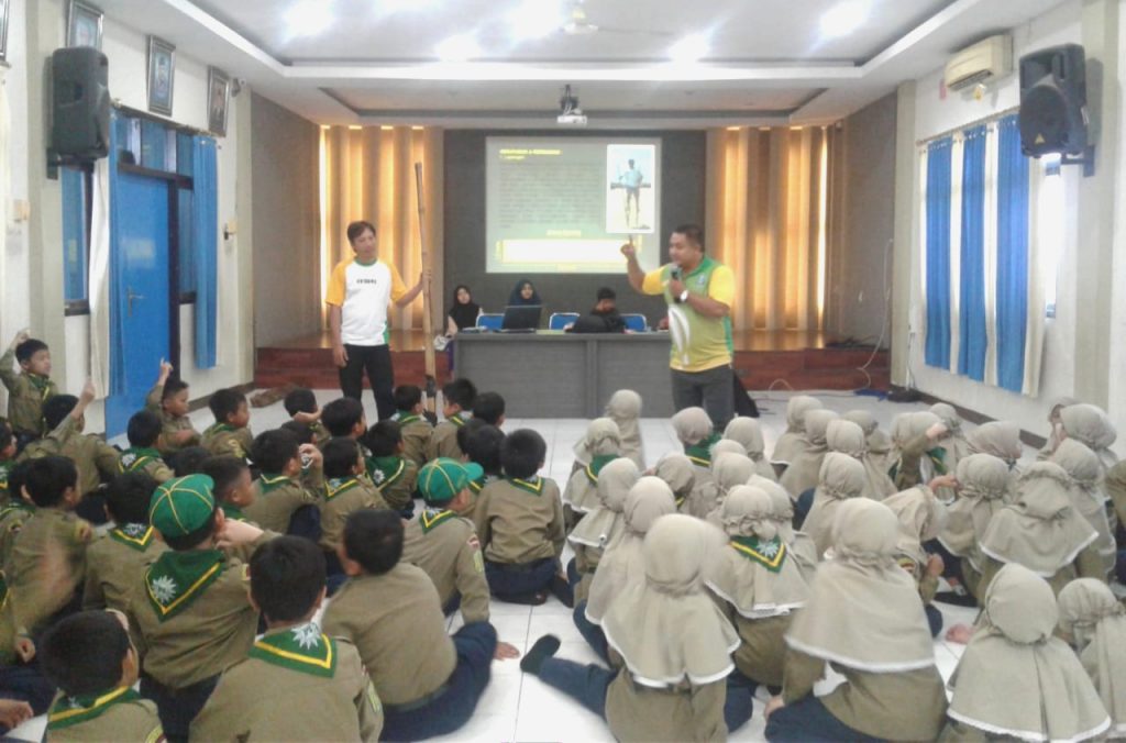 Kurangi Dampak Gadget SDMM kenalkan olahraga tradisional (oltrad) kepada siswa. Kegiatan tersebut menghadirkan guru tamu pegiat oltrad Surabaya, Jumat (14/2/20).