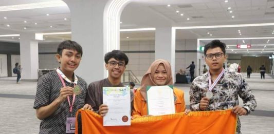 Tim Tunavoice mahasiswa UAD meraih medali emas dan perak di ajang inovasi teknologi di Bangkok. (Humas)
