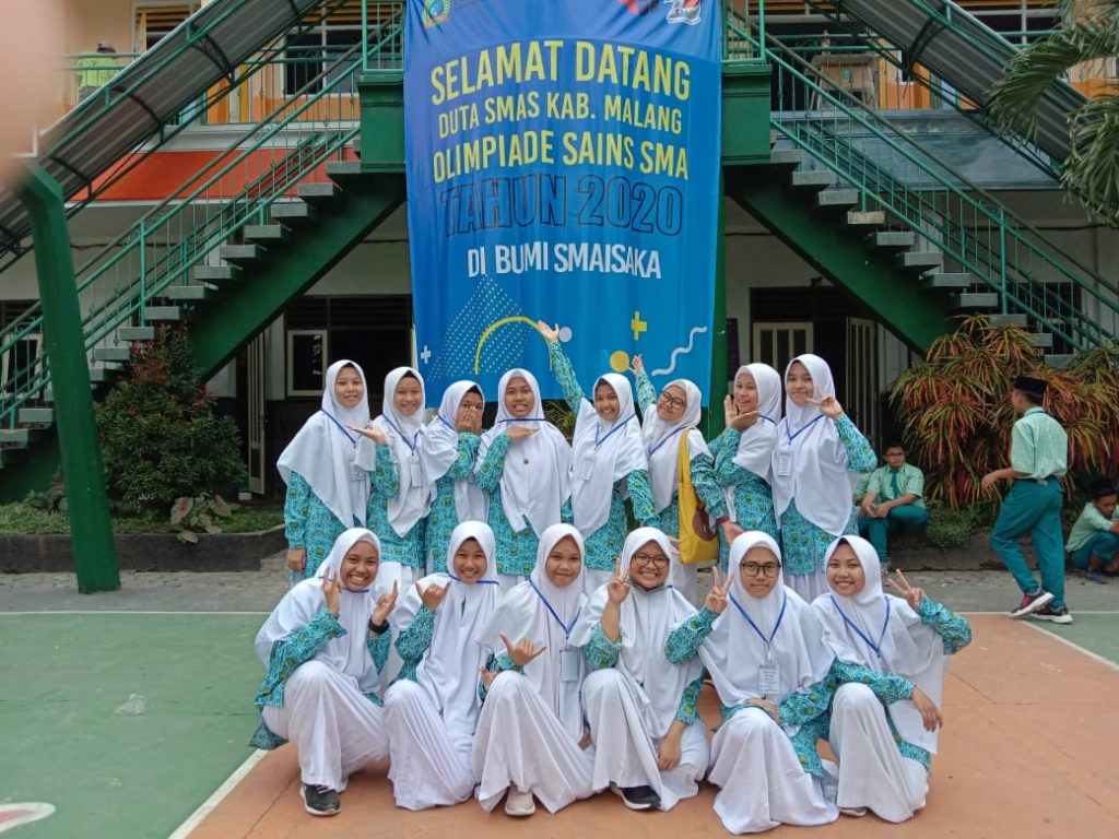 Siswi SMA Aisyiyah Boarding School Malang (ABSM) foto bersama usai mengerjakan soal Olimpiade Sains Nasional tingkat Kabupaten (Sholehatul Novia/PWMU.CO)