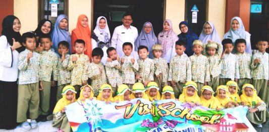 Visit School MIM Kota Probolinggo berlangsung meriah. Kunjungan 59 siswa TK ABA 3 Probolinggo disambut para ustadzah lembaga tersebut, Rabu (5/2/20).