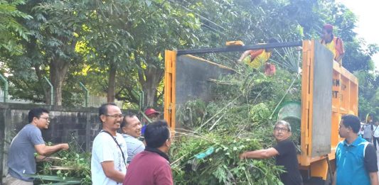 Peringati HPSN 2020 yang jatuh pada Jumat (21/2/20), Dinas Lingkungan Hidup (DLH) Kabupaten Gresik gelar kerja bakti di sepanjang Jalan Noto Prayitno, Sukorame.