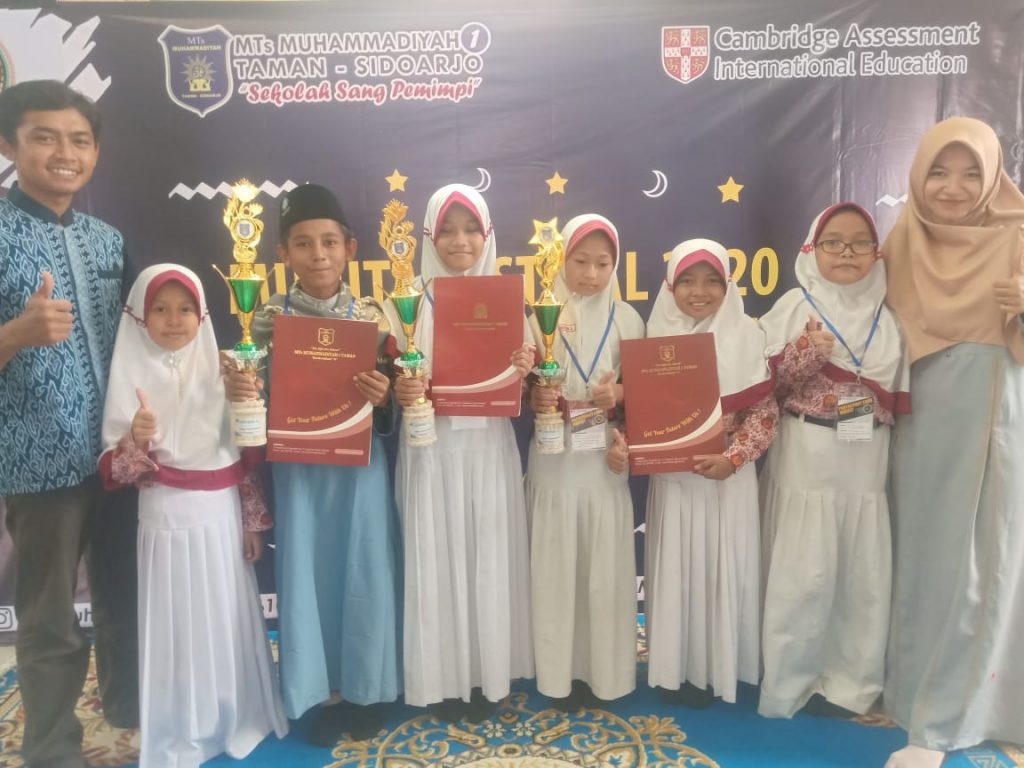 Tiga siswa SD Muwri memamerkan tropi penghargaan di ajang Muhita Festival 2020 (Kusmiani/PWMU.CO)