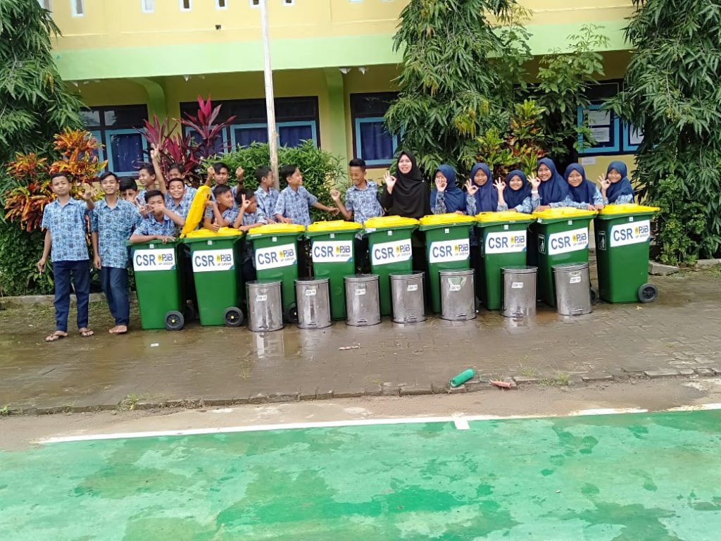 PJB berikan bantuan 18 tempat sampah kepada MTs Muhammadiyah (MTs M) 5 Bawean. Bantuan yang diberikan Corporate Social Responsibility (CSR) PT Pembangkitan Jawa Bali (PJB) UP Gresik itu diberikan Kamis (5/3/20).