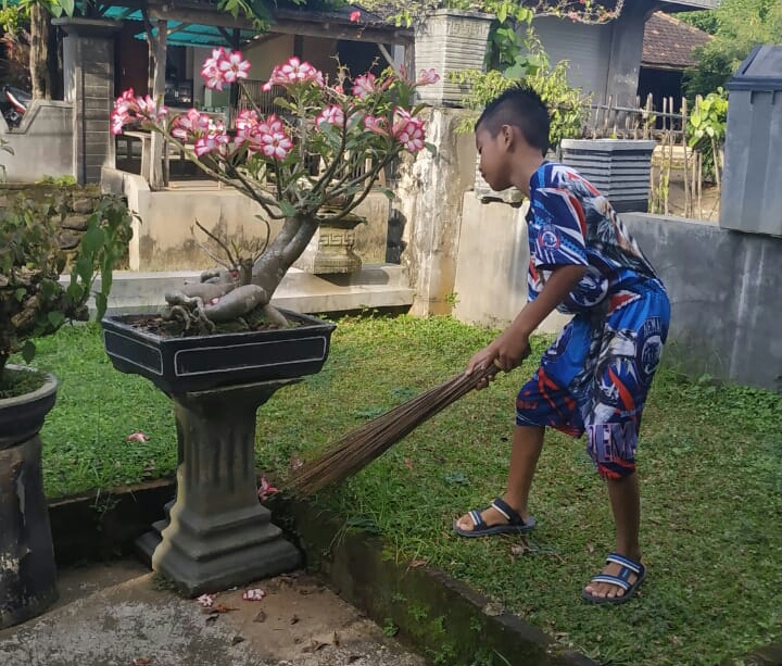 Optimalkan life skill, SD Muhammadiyah 1 (Mutu) Bawean menugaskan siswanya banyak membantu kegiatan orangtua di rumah selama libur Covid-19.