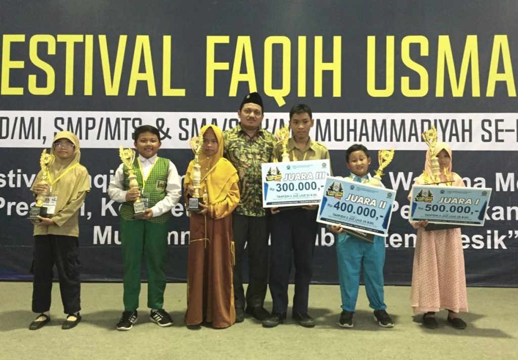 Inilah para juara tahfidh FFU #4 yang terbagi dalam dua kategori lomba: Juz 30 dan Juz 29-30 al-Quran. Lomba diikuti siswa SD/MI, SMP/MTs, dan SMA/MA/SMK Muhamamdiyah se-Kabupaten Gresik.