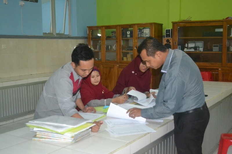 Pelaksanaan audit sertifikat ISO 9001 : 2015 di Laboratorium IPA Smamda Sidoarjo. (Arief Hanafi/pwmu)