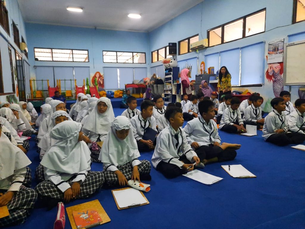 Puncak tema kelas V SD Muhammadiyah 8 Surabaya digelar di Dinas Perpustakaan dan Kearsipan Provinsi Jawa Timur, Kamis (27/2/20).