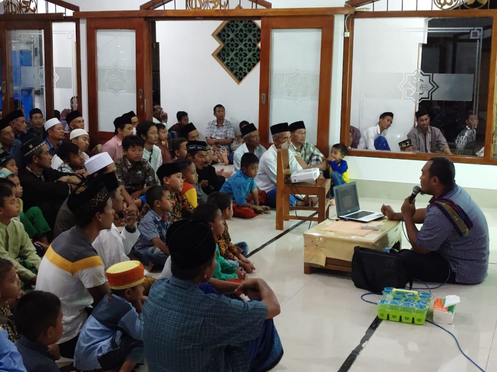 PKU Muhammadiyah Dukun melakukan sosialisasi Covid-19 di Mojopetung, Selasa (17/3/20). Kunjungan ini merupakan inisiatif dari Majelis Dikdasmen Pimpinan Cabang Muhammadiyah (PCM) Dukun sebagai usaha pencegahan penularan Covid-19.