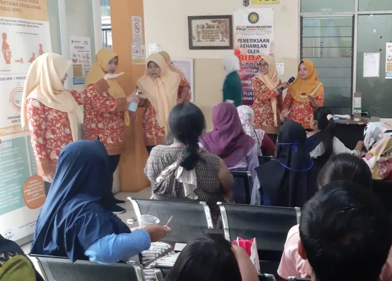 RS PKU Surabaya sosialisasi cuci tangan dan etika batuk kepada pengunjung rumah sakit. (Habibi/PWMU.CO)