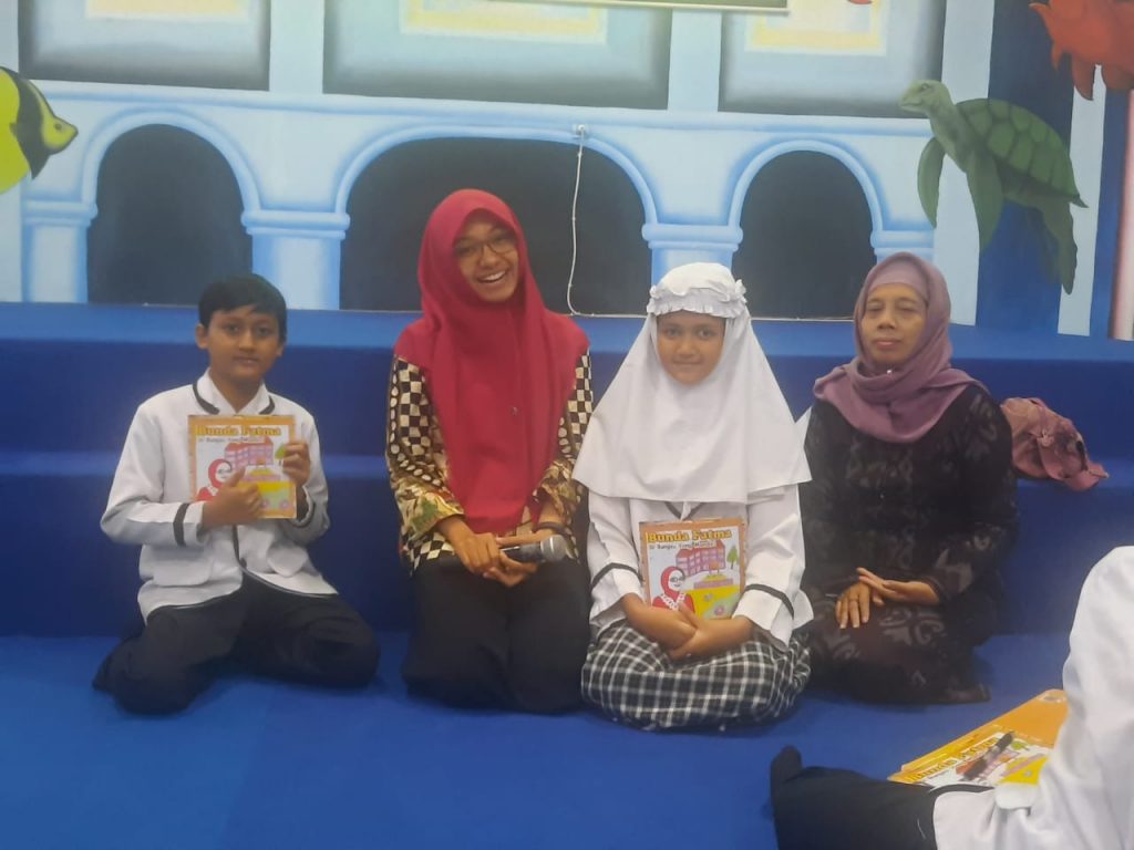 Puncak tema kelas V SD Muhammadiyah 8 Surabaya digelar di Dinas Perpustakaan dan Kearsipan Provinsi Jawa Timur, Kamis (27/2/20).