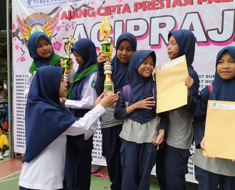Sekolah Kreatif Surabaya memboyong juara umum ajang Palang Merah Remaja Nasional 2020, Kamis (20/2/20) di SMA Negeri 19 Surabaya. 