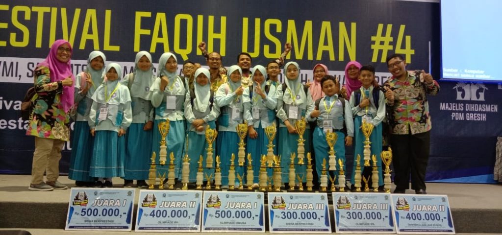Kado milad ke-16, SD Muhammadiyah Manyar (SDMM) Gresik dinobatkan sebagai juara umum tingkat SD/MI dalam Festival Faqih Usman (FFU) #4. Festival ini digelar di Universitas Muhammadiyah Gresik (UMG), Sabtu (7/3/20).