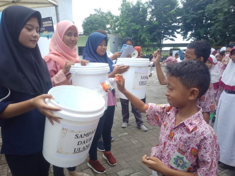 Siswa SD Muhammadiyah 1 Wringinanom praktik pemilahan sampah termasuk tas kresek. (Ema Rachmawati/PWMU.CO)