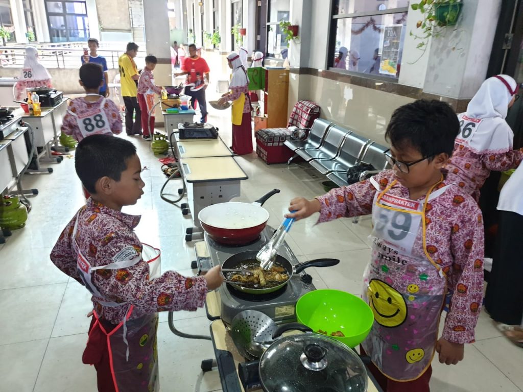 Ujian SD Muhlas buat kreasi nasi goreng jawa. Seperti yang dilakukan para siswa kelas VI dalam Ujian Praktik Seni Budaya dan Prakarya, Sabtu (29/2/20).