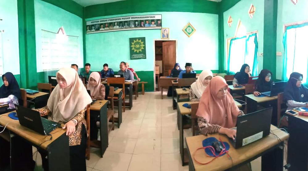 Guru Hamas School Simulasi AKM. Kegiatan yang dilaksanakan di Laboratorium Komputer itu diikuti 16 guru mata pelajaran, Rabu (4/3/20).