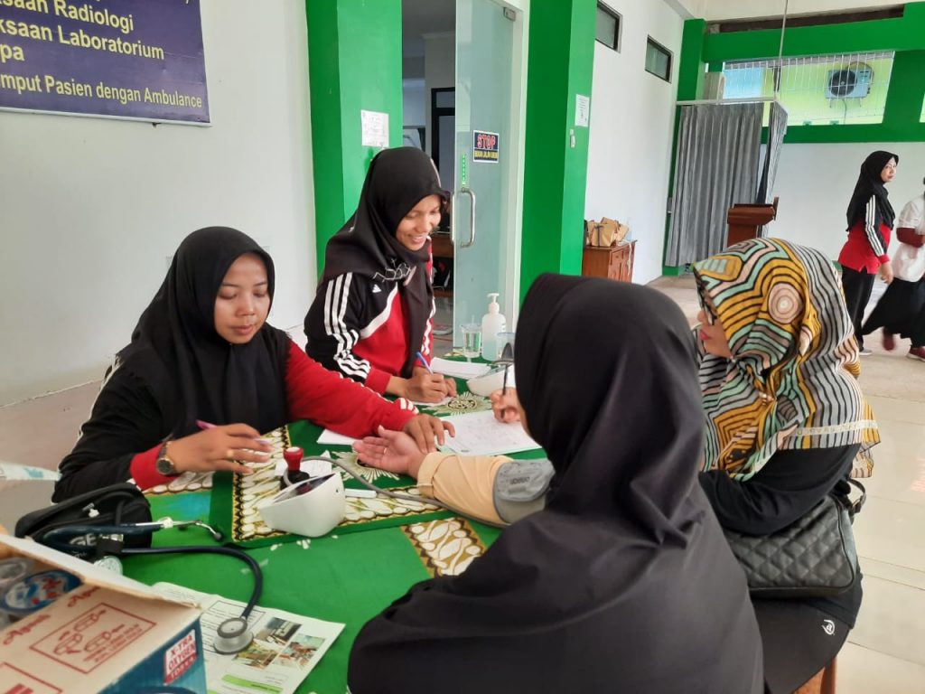 Tim Kesehatan RS PKU Aisyiyah Jepara Melakukan Pemeriksaan Kesehatan Gratis Kepada Masyarakat Umum. (Arief/PWMU.CO)