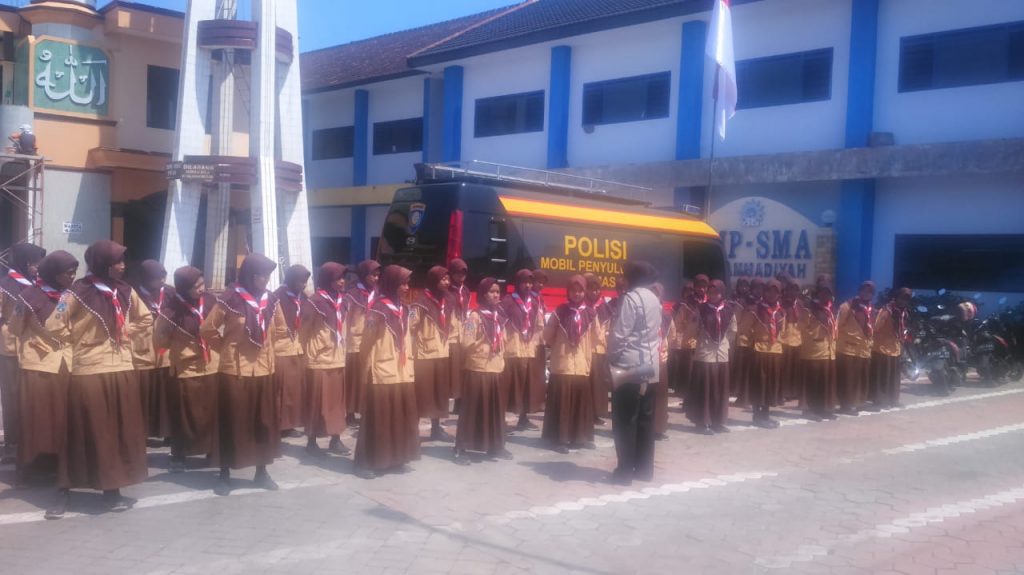 Polisi prihatin kenakalan siswa di sekolah. Dampak kenakalan remaja dan bullying di lingkungan sekolah dikaji SMP Muhammadiyah 1 Sumberpucung bersama Aiptu Dewi Fitria dari Binmas Polres Malang. Sabtu (14/3/2020).