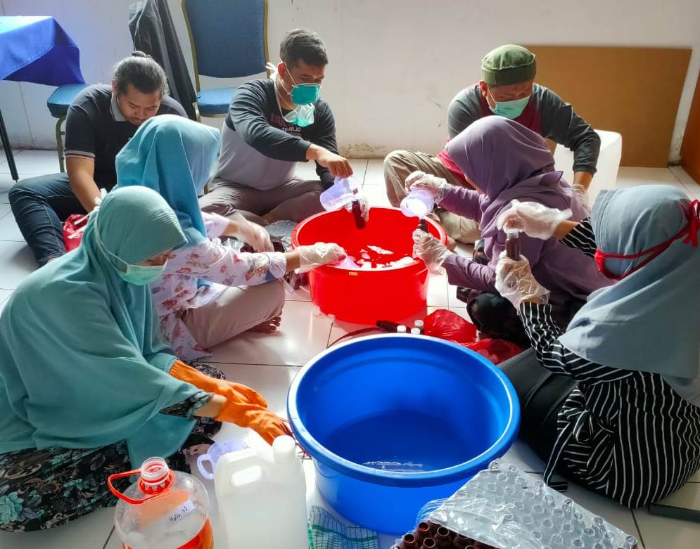 AMM-Aisyiyah Sidoarjo produksi hand sanitizer, Jumat (27/3/20). Kegiatan tersebut dilakukan sebagai bentuk pencegahan penyebaran Covid-19.