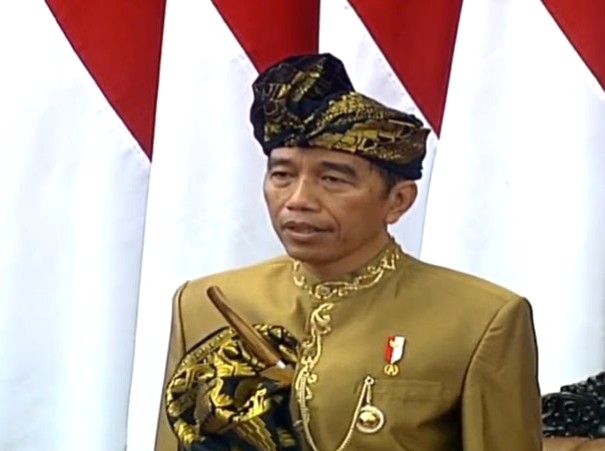 Jokowi Raja Pasca-Jawa? ditulis oleh Dhimam Abror Djuraid, wartawan senior, tinggal di Surabaya. Dia membandingkan kepemimpinan Jokowi dengan presiden sebelumnya, dalam konteks Raja Jawa.