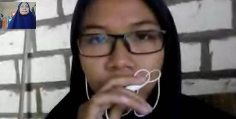 Santri Elina Maghfirah saat ziyadah dan murojaah pada ustadzah via video call. (Andini/PWMU.CO)