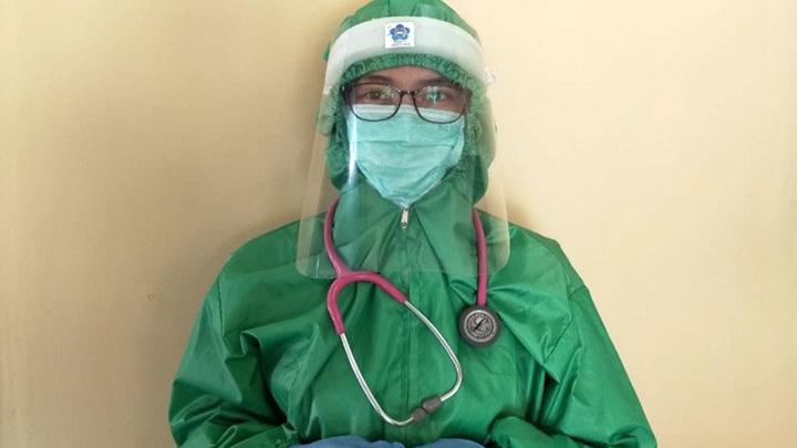 Dokter Iin Inayah, relawan wanita yang bertugas di RSI Pondok Kopi Jakarta. (antaranews)