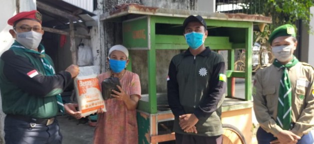 Kwarcab HW baksos banjir Babat. Sebanyak 25 paket sembako dan 31 masker dibagikan kepada warga Babat Kabupaten Lamongan pada Kamis (23/4/2020). 