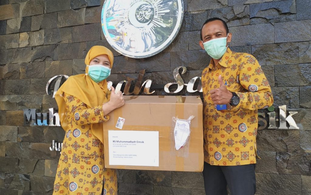 Warga Tionghoa mengirimkan donasi paket Alat Pelindung Diri (APD) ke RS Muhammadiyah Gresik (RSMG) dan RS PKU Muhammadiyah Sekapuk Gresik. Paket tersebut diterima kedua RS, Sabtu (18/4/20).