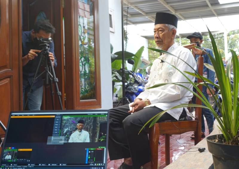 Tim Fastho Production syuting Kajian Ramadhan di rumah Ketua PWM Saad Ibrahim. (Fajrin/PWMU.CO)