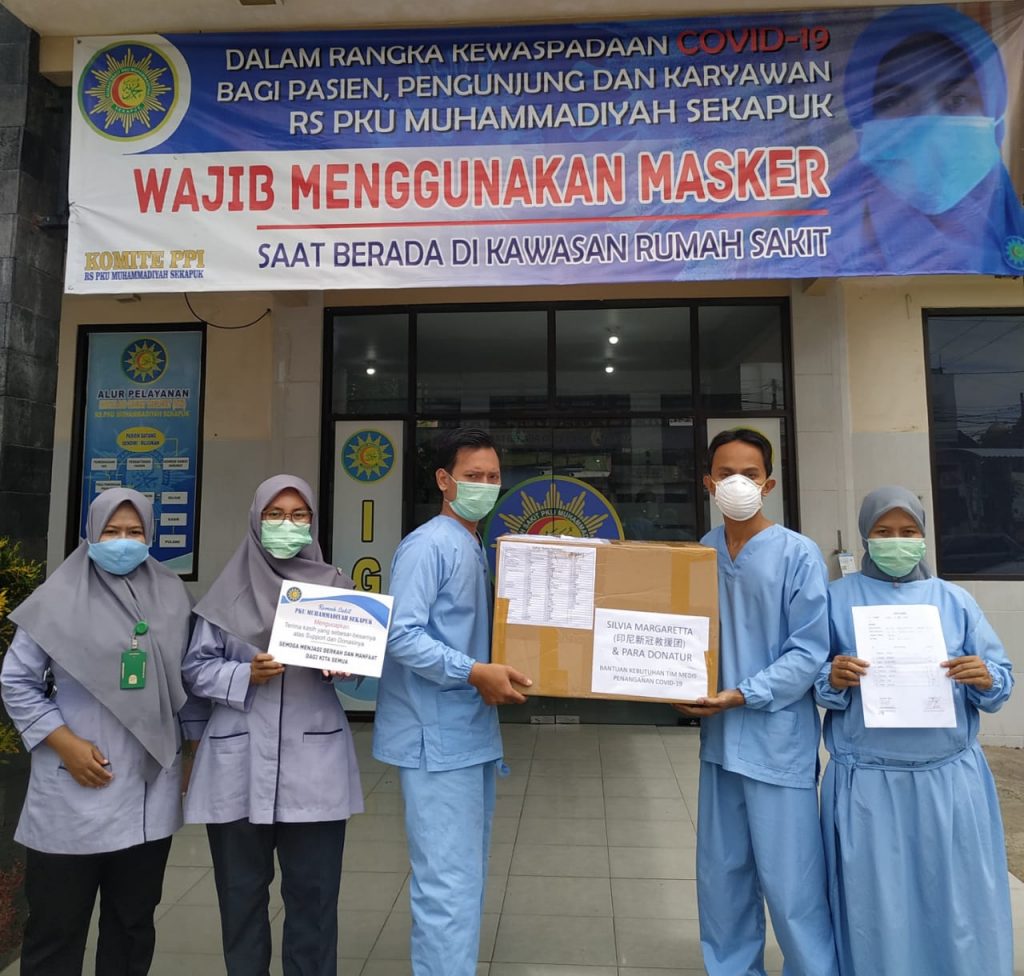 Warga Tionghoa mengirimkan donasi paket Alat Pelindung Diri (APD) ke RS Muhammadiyah Gresik (RSMG) dan RS PKU Muhammadiyah Sekapuk Gresik. Paket tersebut diterima kedua RS, Sabtu (18/4/20).