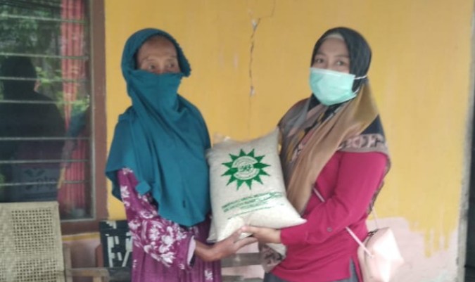 Semangat berbagi MCCC Tulungagung saat puasa. Melalui PCM Bandung Kabupaten Tulungagung sebanyak 100 paket beras dibagikan pada Sabtu (25/4/2020).