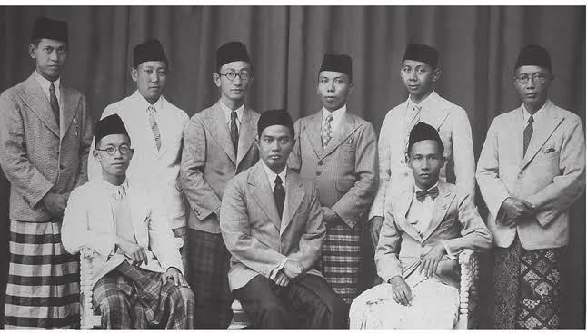 KH Mas Mansur, duduk tengah, bersama pimpinan HB Muhammadiyah 1938-1943.