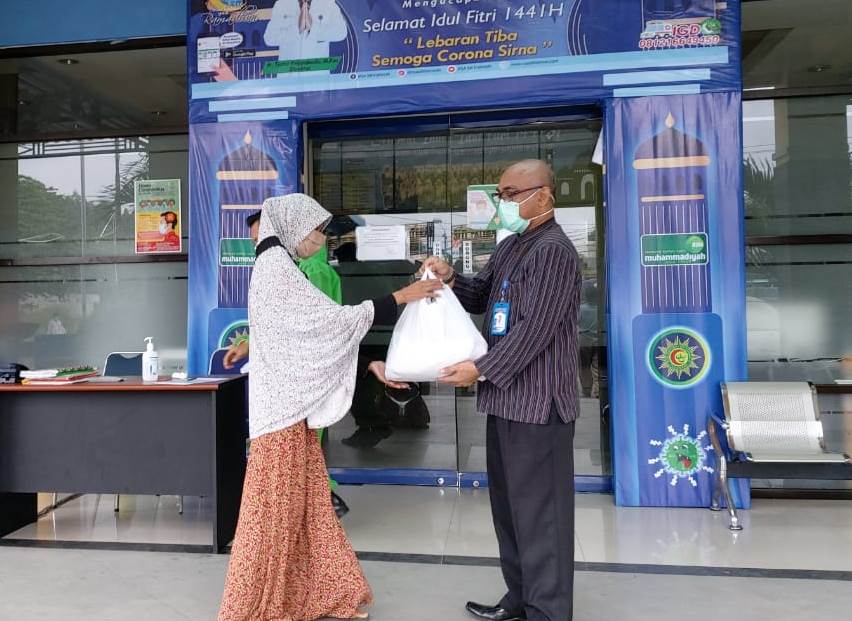 RSA Siti Fatimah bagi sembako dan uang melalui IKKM. Infaq karyawan dan manajemen rumah sakit itu dibagi pada warga sekitar, Jumat (22/5/20).