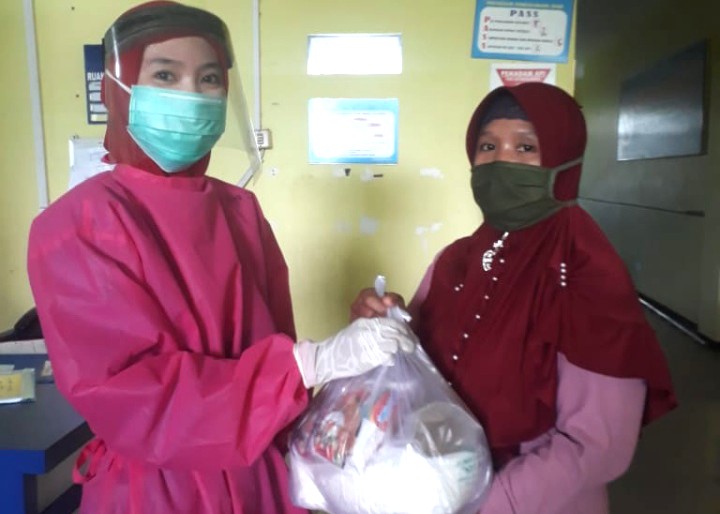 RS Aisyiyah Siti Fatimah peduli pasien pulang. Kepedulian diwujudkan dengan pemberian sembako kepada pasien yang akan meninggalkan ruang rawat inap.  