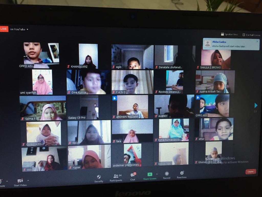 Ekspresi kangen di Syawalan Online SDMM ditunjukkan beberapa siswa kelas III Zaitun. Mereka sepakat memakai seragam saat mengikuti Syawalan Online via zoom di rumah masing-masing.