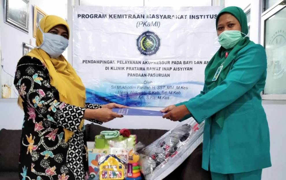 Fikes Umsida bantu Klinik Aisyiyah Pandaan buka layanan akupresur pada bayi dan anak. Serah terima bantuan dilakukan pada Selasa (9/6/20).