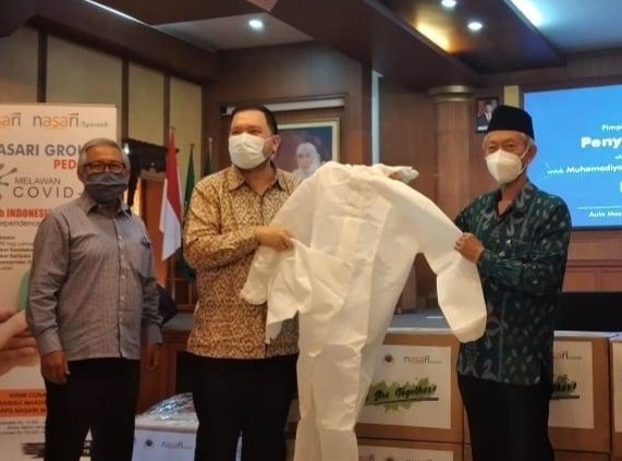 MCCC Jatim terima donasi 7500 APD dan 10 ribu masker dari Nasari Group. Seremonial serah terima donasi dilakukan di Aula Mas Mansyur, Selasa (30/6/20).