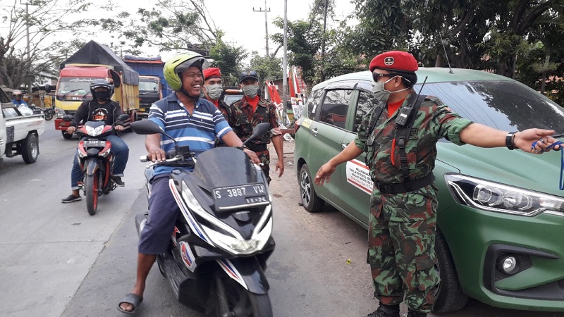 Pemuda Wringinanom membagi 1.250 Masker di perempatan Jalan Raya Wringinanom Kabupaten Gresik, Rabu (29/7/20) mulai pukul 15.30-17.00 WIB