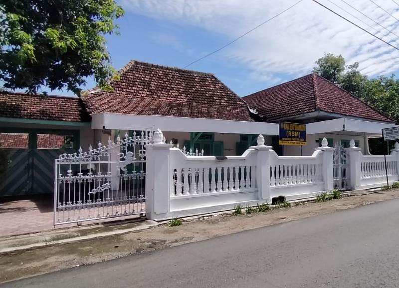 Keluarga HM Syihab mewakafkan rumah ke PCM Babadan untuk Rumah Sehat. (Agus/PWMU.CO)