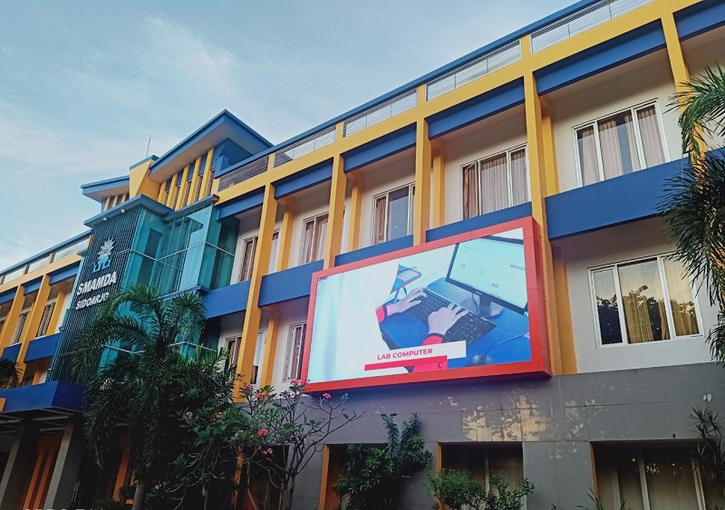 Videotron Smamda (SMA Muhammadiyah 2) Sidoarjo untuk keterbukaan publik disampaikan Kepala Sekolah Wigatiningsih MPd, Jumat (3/7/20).