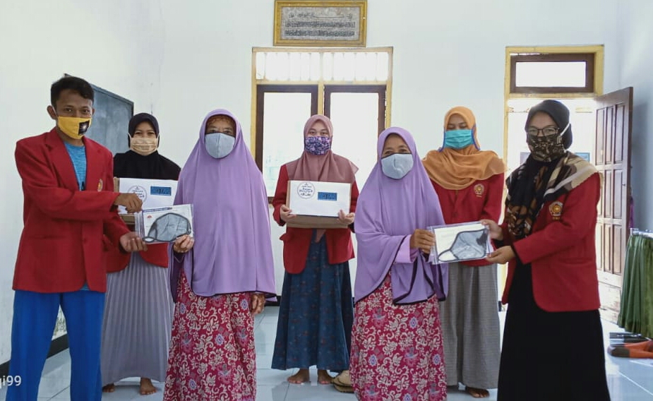 Mencorek Bermasker digagas Mahasiswa UMM yang melakukan pengabdian di Dusun Mencorek (Lu'lu'atul Mar'ati/PWMU.CO)