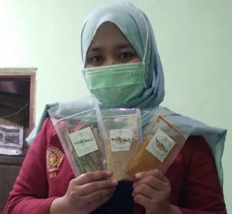 Serbuk herbal bisa meningkatkan imunitas tubuh inilah yang disampaikan mahasiswa PMM UMM kelompok 74 Periode 6 ke warga Desa Simolawang Kecamatan Simolawang Surabaya, Kamis (3/9/20).