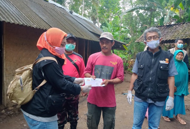 Lazismu Jembrana Bantu Korban Banjir Medewi. Pelepasan bantuan dilakukan oleh Ketua Pimpinan Daerah Muhammadiyah (PDM) Jembrana Bali Edi Susilo, Ahad (24/1/2021).